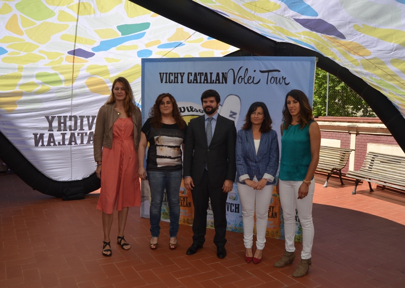 Amaranta Fernández, Maribel Zamora, Gerard Esteva, Meritxell Romero i Ester Ribera en l’acte de presentació del Vichy Catalan Volei Tour – Campionat de Catalunya 2016