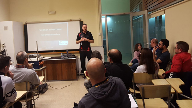Debat i participació al clínic de Miguel Fuente sobre el treball analític i el global
