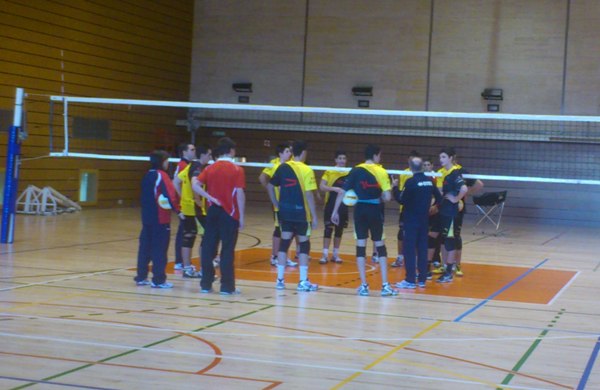 Ricardo Maldonado dirigeix l’entrenament del grup masculí de l’ARC Voleibol