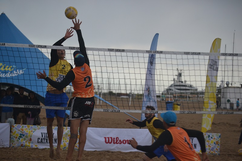El vent i la pluja protagonistes del Vichy Catalan Volei Tour de Vilanova i la Geltrú