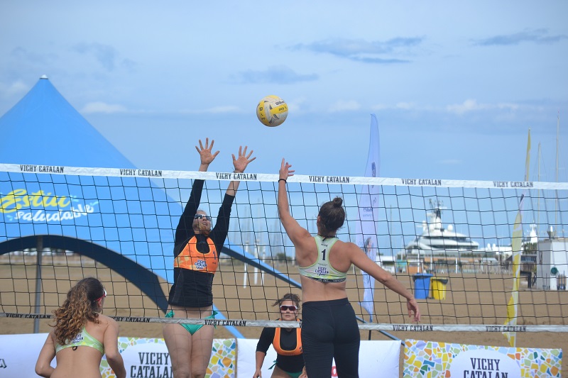 El vent i la pluja protagonistes del Vichy Catalan Volei Tour de Vilanova i la Geltrú