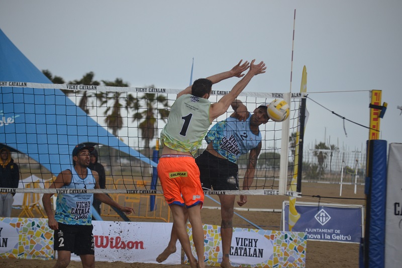 El vent i la pluja protagonistes del Vichy Catalan Volei Tour de Vilanova i la Geltrú