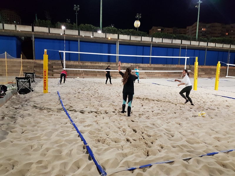 Primers entrenaments de vòlei platja a les pistes del CMT Vall d’Hebron