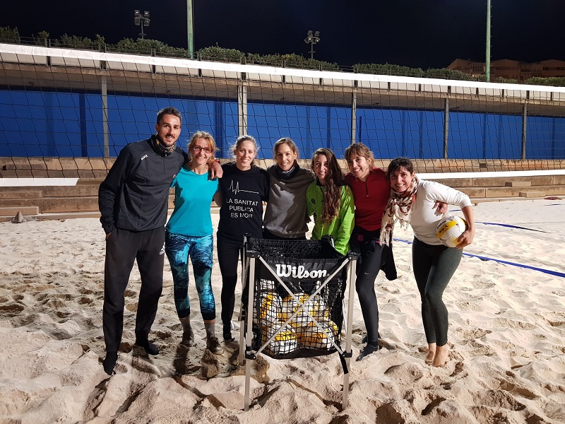Primers entrenaments de vòlei platja a les pistes del CMT Vall d’Hebron