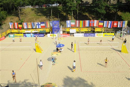 Maria Palet i Julia Bonet fan el seu debut internacional a Vòlei Platja amb una victoria i una derro